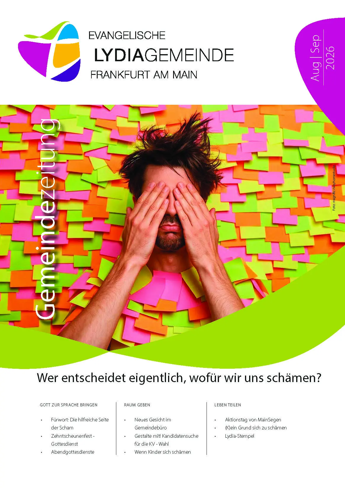 Das Cover der Gemeindezeitung August/September der Evangelischen Lydiagemeinde mit dem Schwerpunktthema "Wer entscheidet eigentlich, wofür man sich schämt?". Zu sehen ist eine Frau mit schwarzen hochgesteckten Locken, die sich vor Scham die Hände vor die Augen hält. Sie hat eine pinkfarbige Bluse an und steht vor einer Wand mit neonfarbigen Postits in Pink und gelb.