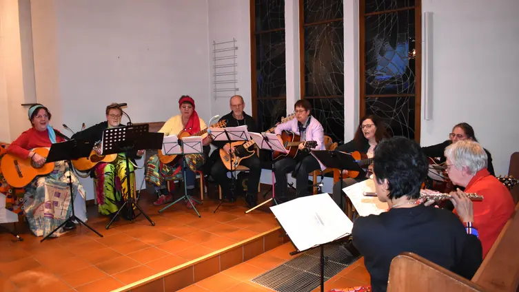 Die Gitarren- und Flötengruppe der Gemeinde sorgte für die musikalische Begleitung