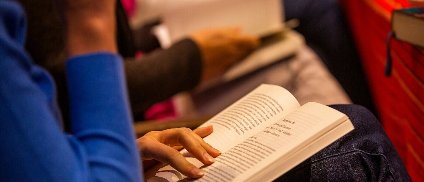 Bad Vilbel: Hauskreis, eine Gruppe evangelischer Christen trifft sich regelmäßig in einer Privatwohnung oder Wohnhaus von einem Mitglied des Kreises um gemeinsam über private Dinge und Glaubensfragen zu sprechen und gemeinsam zu beten. Hier bei Familie Mühlhans in der Feststraße 21.