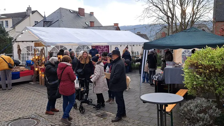 Das Foto zeigt Impressionen des Adventsmarktes rund um die Markuskirche am 1. Advent 2024 und die anschließende Lichterandacht.