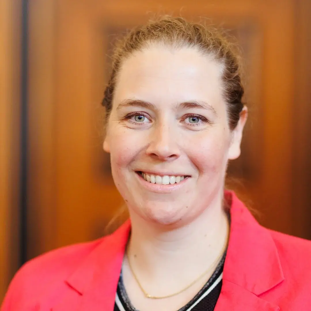 Das Bild zeigt ein Portrait von Dekanin Juliane Schüz in einem roten Blazer