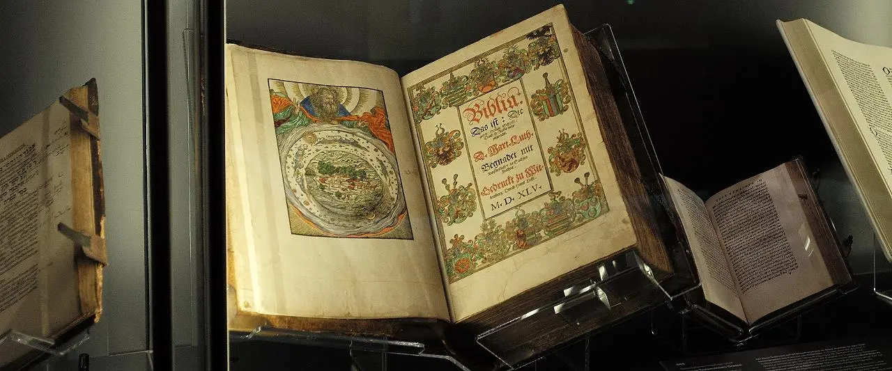 Die alte Lutherbibel der Martinsgemeinde als Leihgabe im Frankfurter Bibelmuseum