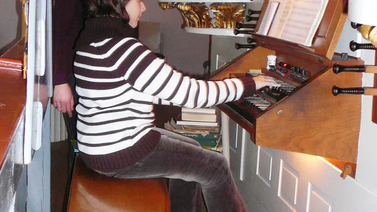 Orgelunterricht mit den Schuhen der Uroma