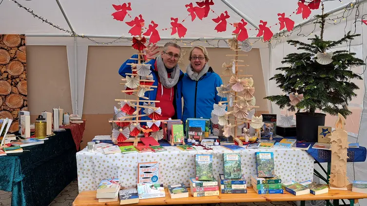 Das Foto zeigt Impressionen des Adventsmarktes rund um die Markuskirche am 1. Advent 2024 und die anschließende Lichterandacht.