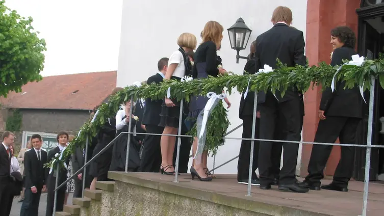 Konfirmandinnen und Konfirmanden, die sich nach der Konfirmation zur Gratulation aufgestellt haben