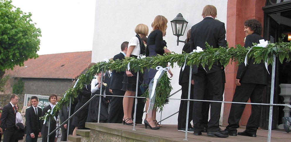 Konfirmandinnen und Konfirmanden, die sich nach der Konfirmation zur Gratulation aufgestellt haben