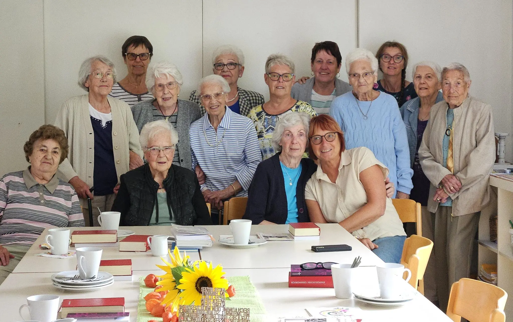 Das Foto zeigt die rund 15 Mitglieder des Frauenkreises in Sandbach.