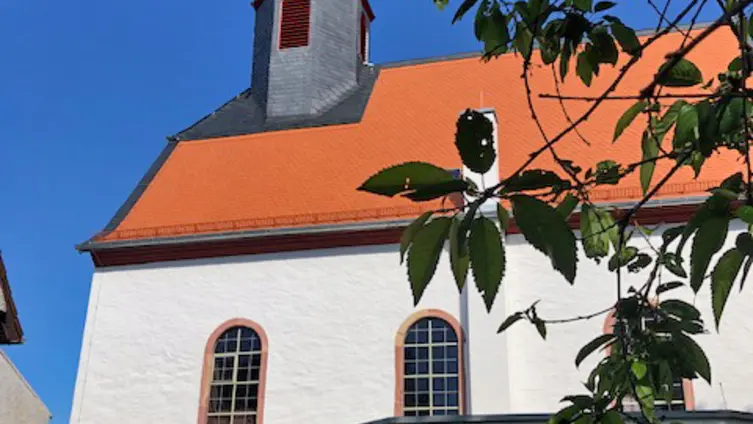 Dorfbarockkirche Köppern, Rückseite, mit modernem Sakristeianbau.