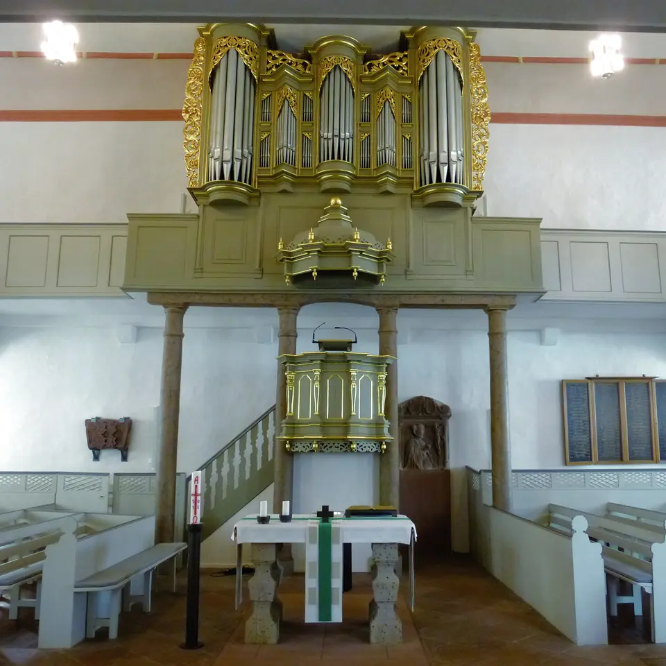 Altar, Kanzel und Orgel sind übereinander angeordnet