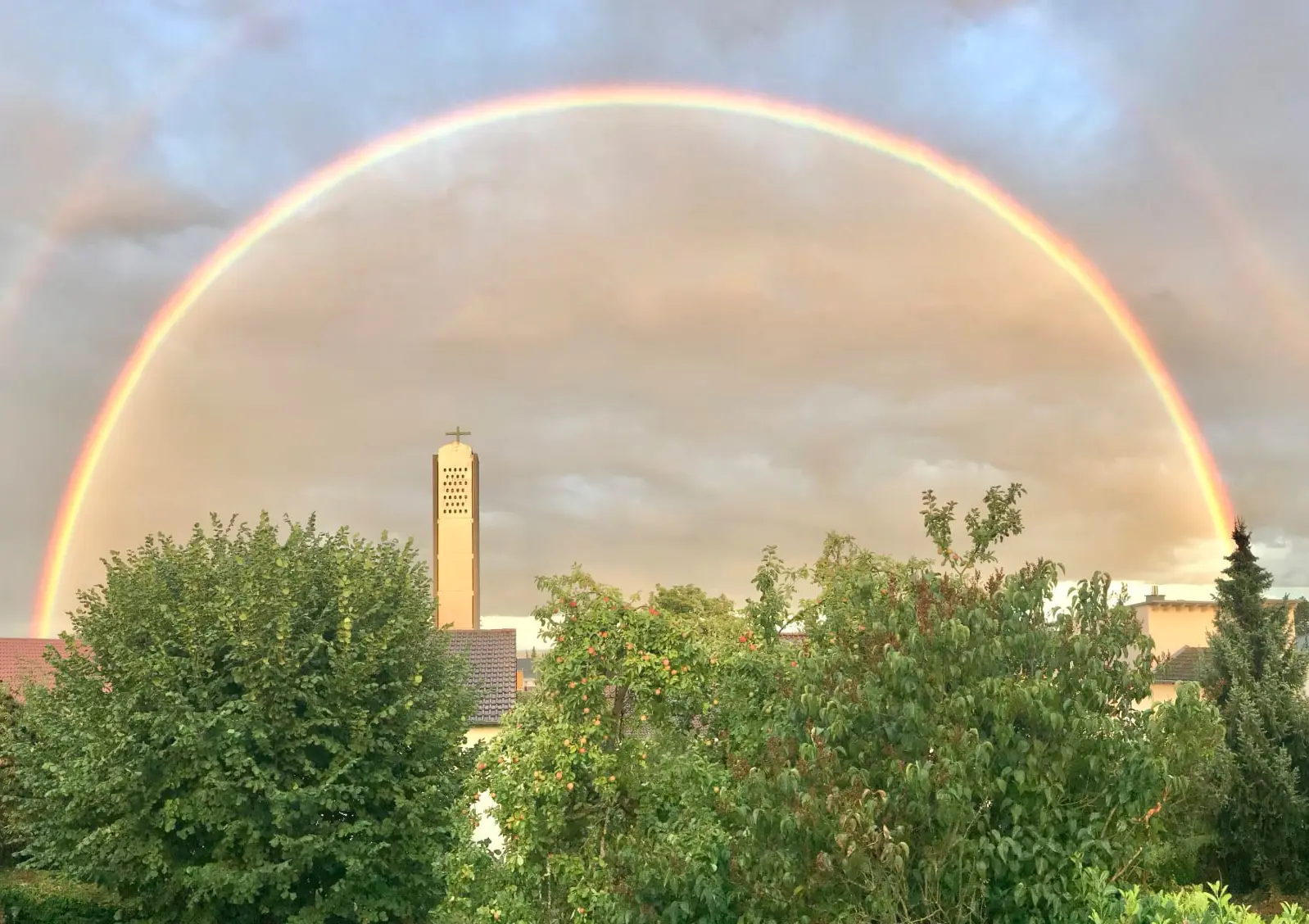 Die Thomaskirche Marxheim mit einem Regenbogen