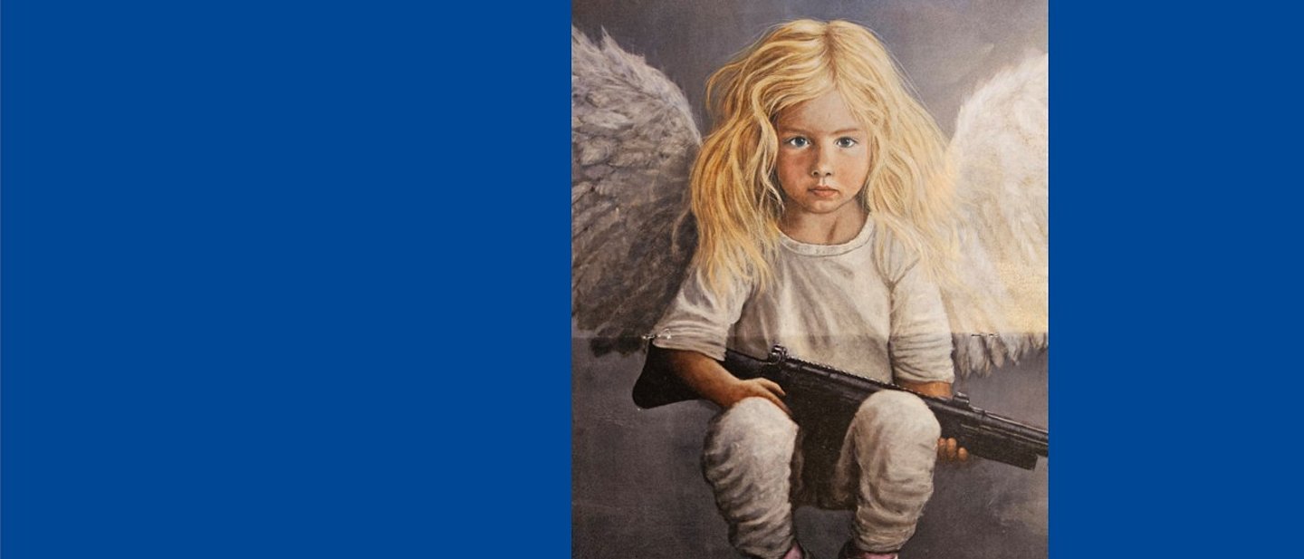 Das Foto zeigt ein Kind mit ernstem, entschlossenem Blick und einer Schnellfeuerwaffe in den Händen