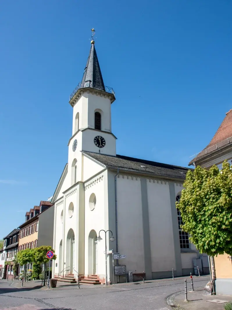 Die Hugenottenkirche an einem schönen Tag mit blauem Himmel.