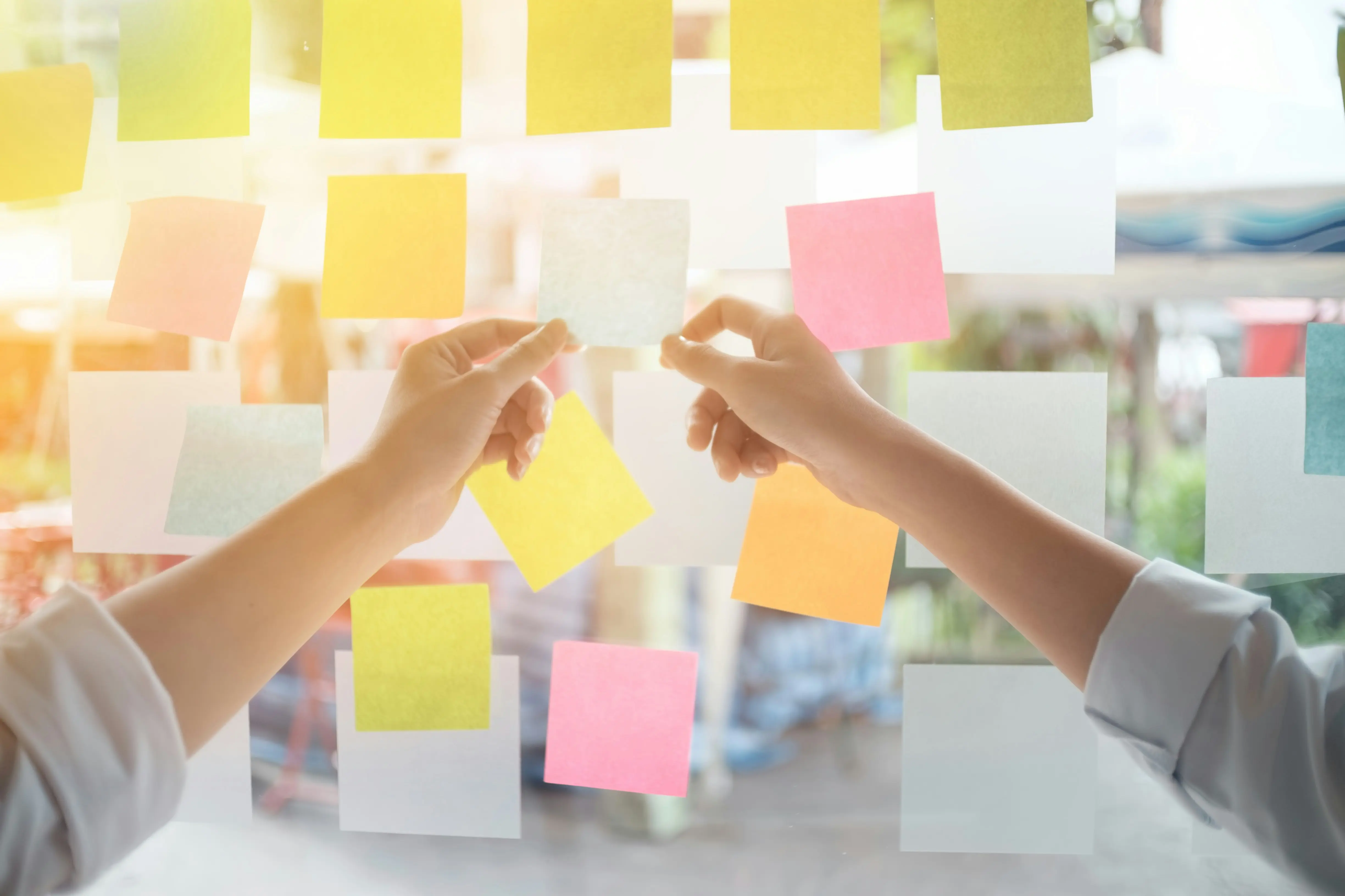 Hände kleben Postits