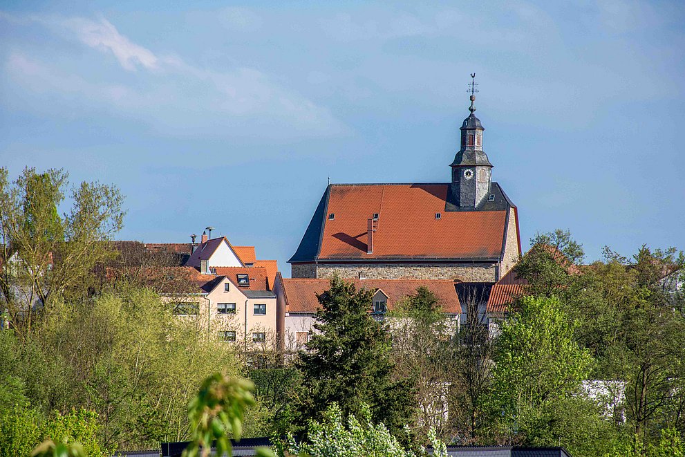 Die Burgholzhäuser Skyline mit der evangelischen Kirche vom Bahndamm aus gesehen.