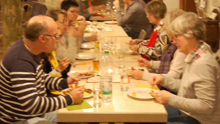 Das Foto zeigt Frauen wähend des gemeinsamen Essens zum Weltgebetstag der Frauen 2020, Simbabwe.