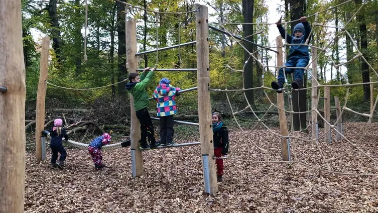 Kinder auf dem Spielplatz des Kinderheilwaldes Lahnstein.