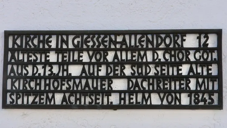 Informationstafel an der Außenwand der Kirche