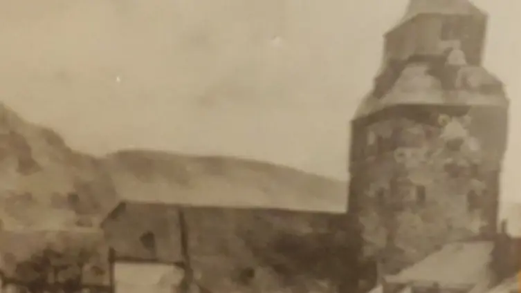 Die Texte und Fotos beruhen auf der "Besonderen Lernleistung - Geschichtsrezeption im digitalen Zeitalter: histocaching" als neue Form der Vergangenheitsbegegnung am Beispiel der Braubacher Barbarakirche." von Tobias Metz.