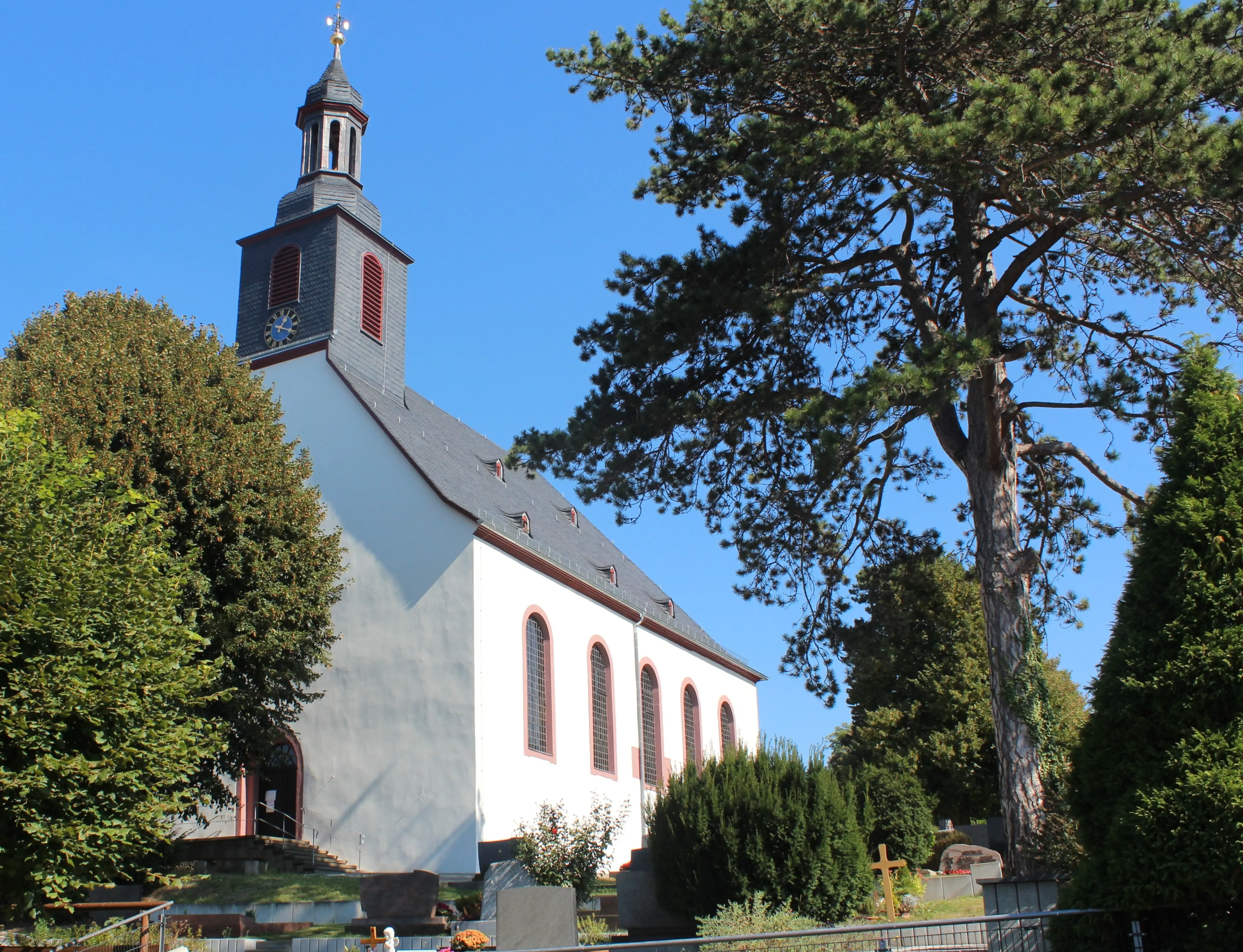 Südwestansicht der evangelischen Kirche 2016