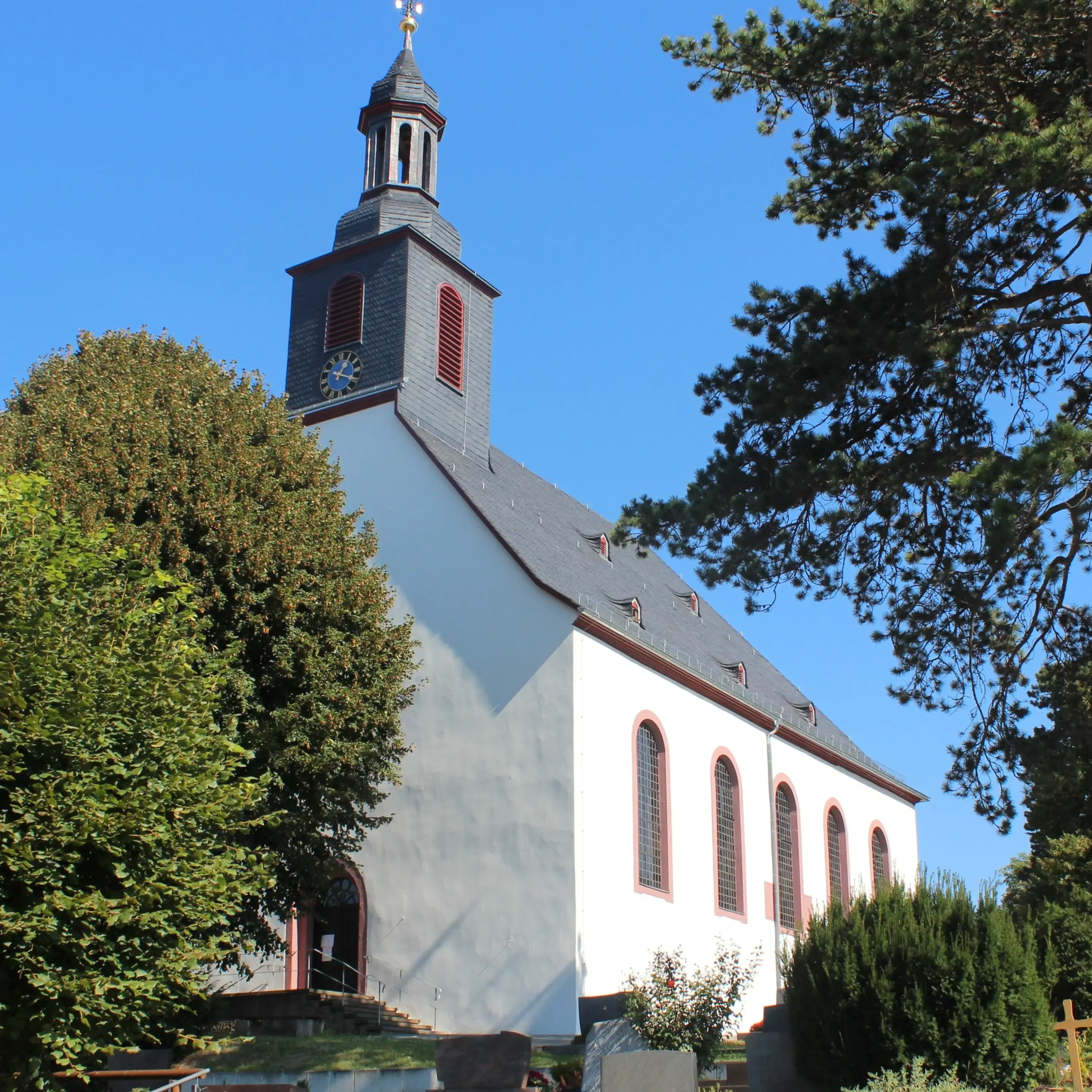 Südwestansicht der evangelischen Kirche 2016