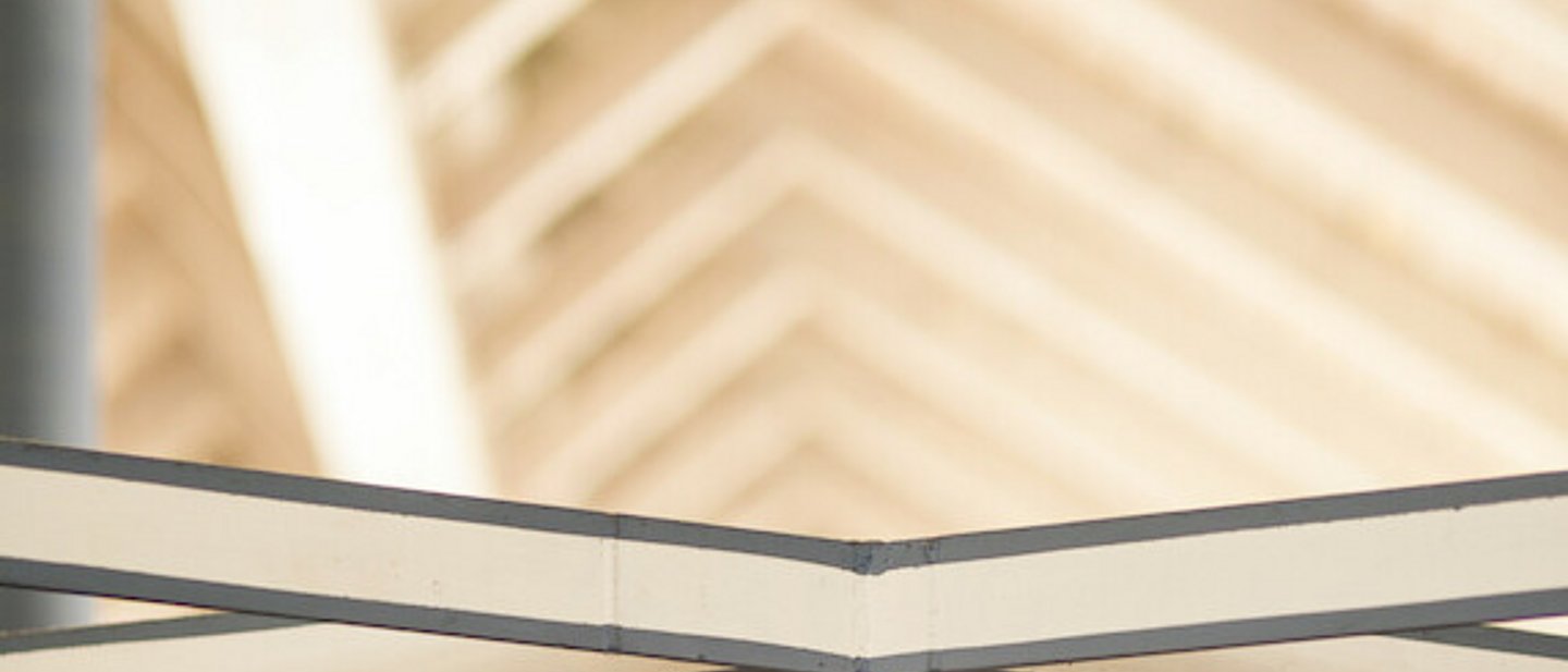 Blick in den Dachstuhl mit hell gestrichenen Holzbalken