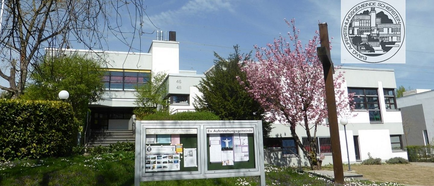 Gemeindehaus der Auferstehungsgemeinde WI-Schierstein mit dem Logo der Gemeinde oben rechts