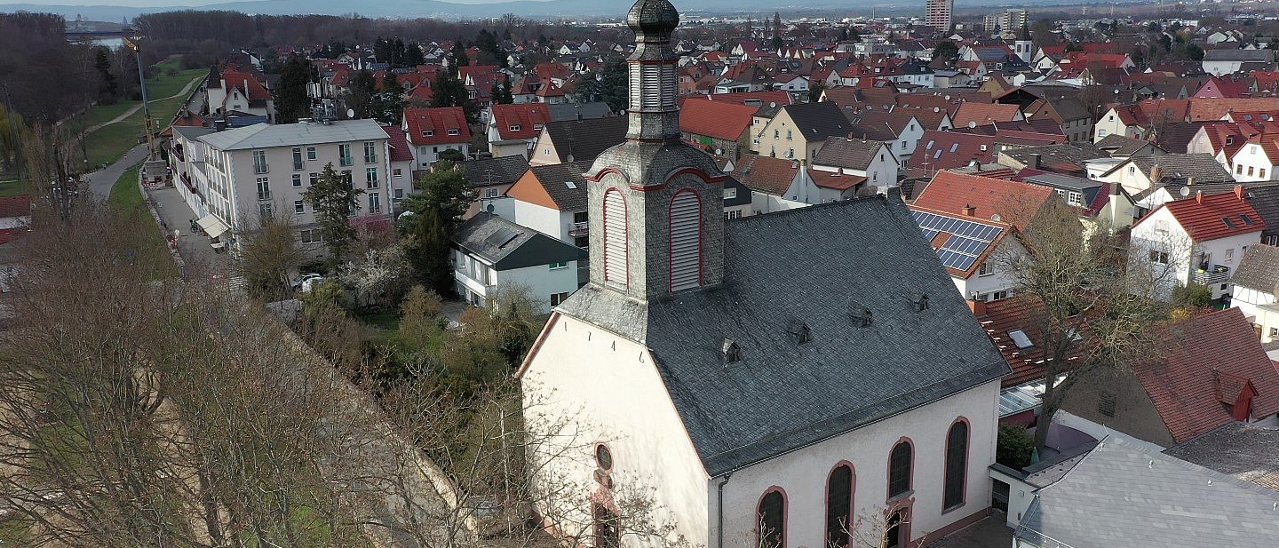 Blick von oben auf Ginsheim und die evangelische Kirche