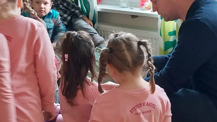 Auf den Fotos sieht man den Verbandsbürgermeister Mike Weiland während seines Besuches in der KiTa am bundesweiten Vorlesetag, 18.11.2022.