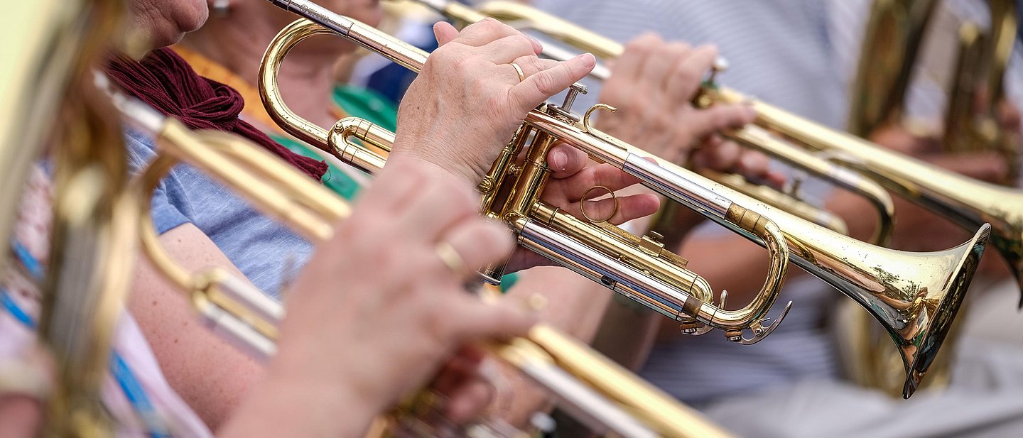 Posauen in einer Reihe