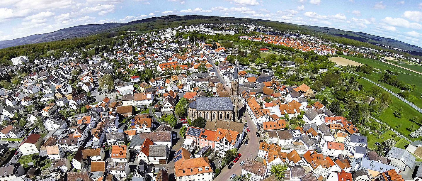 Das Bild zeigt eine Luftbildaufnahme von Seulberg und Teilen von Friedrichsdorf. Die Kirche von Seulberg ist deutlich im Zentrum zu erkennen. 