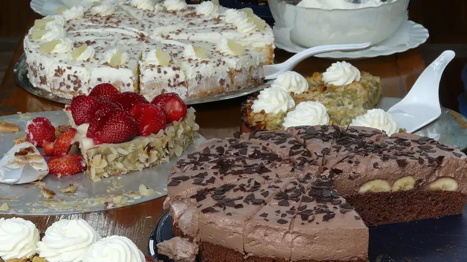 Zu sehen ist ein Tortenbuffet. Gesucht sind Menschen, die für verschiedene gemeindliche Aktivitäten Kuchen backen. 