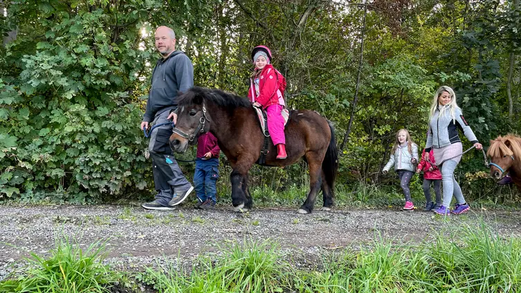 Die Fotos zeigen die KiTa-Kinder bei ihren Aktivitäten während der Waldwochen auf der Scheune.