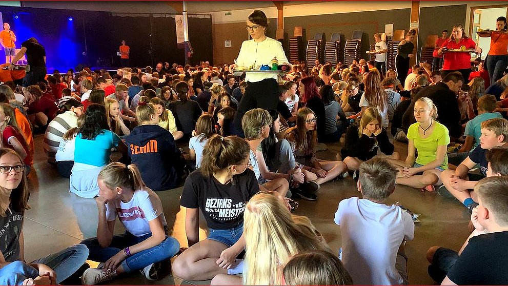 Agape-Mahl auf dem KonfiCamp