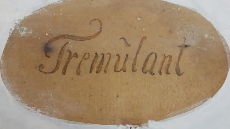 Tremulant - Tremolo-Effekt - Ein Hilfsmittel damit der Klang weniger statisch wirkt. Durch das periodische Öffnen und Schließen an einer Stelle im Windkanal entstehen Winddruckschwankungen und der Ton „tremuliert“.