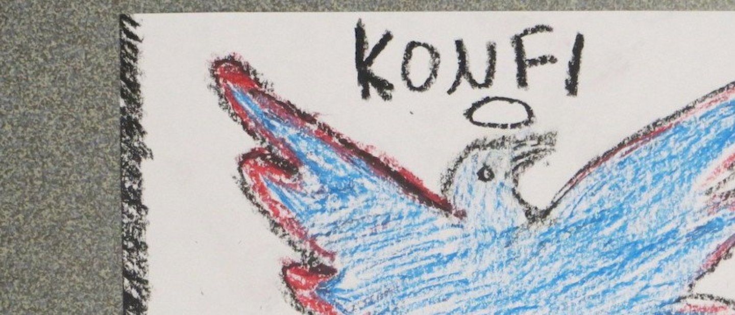 Eine Zeichnung eines blauen Vogels, gemalt mit Wachsmalstiften für eine Konfirmation. Am Boden sind 3 rote Kreuze.