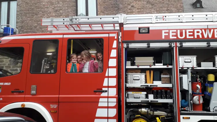 Das Foto zeigt die Vorschulkinder während ihres Besuches bei der freiwilligen Feuerwehr Braubach.