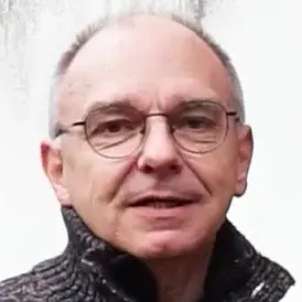 Pfarrer Joachim Fuchs vor dem Eingangsportal der Modauer Kirche