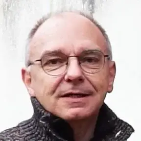 Pfarrer Joachim Fuchs vor dem Eingangsportal der Modauer Kirche