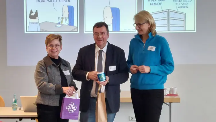 Pfarrerin Görich-Reinel (l.) und Seelsorgerin Christe-Philippe (r.) bedanken sich mit kleinen Geschenken bei Pfarrer Schiewek.