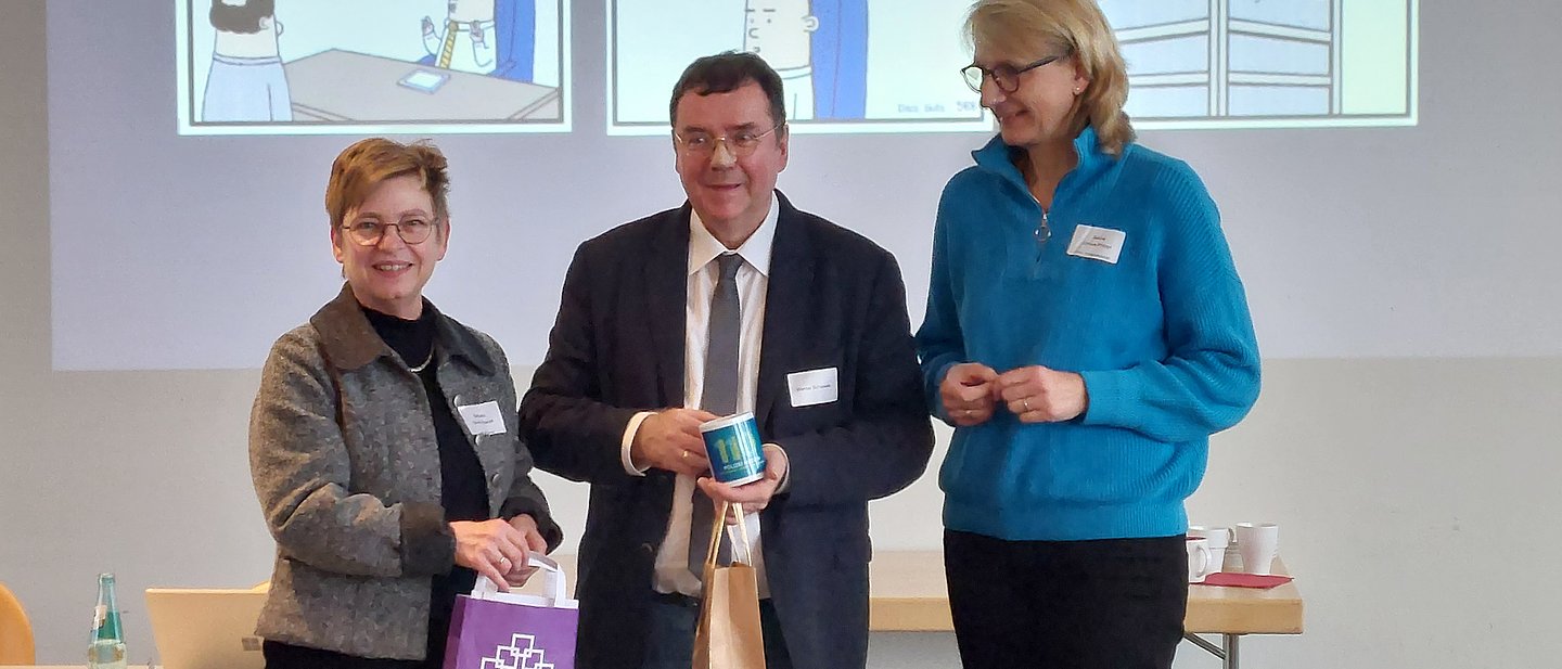 Pfarrerin Görich-Reinel (l.) und Seelsorgerin Christe-Philippe (r.) bedanken sich mit kleinen Geschenken bei Pfarrer Schiewek.