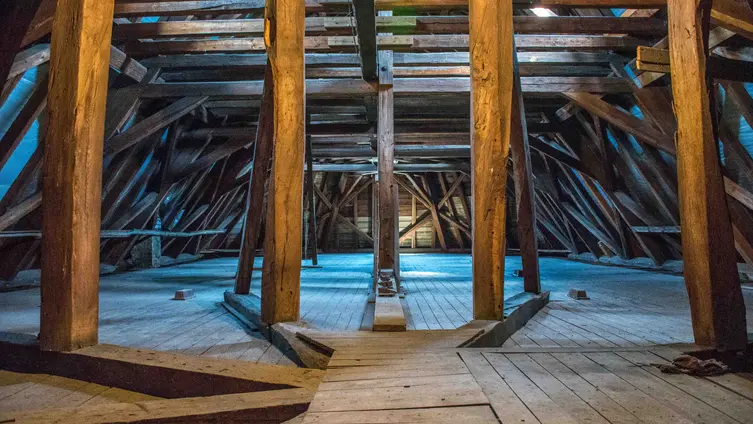 Blick in den Dachstuhl der evangelischen Kirche Burgholzhausen.