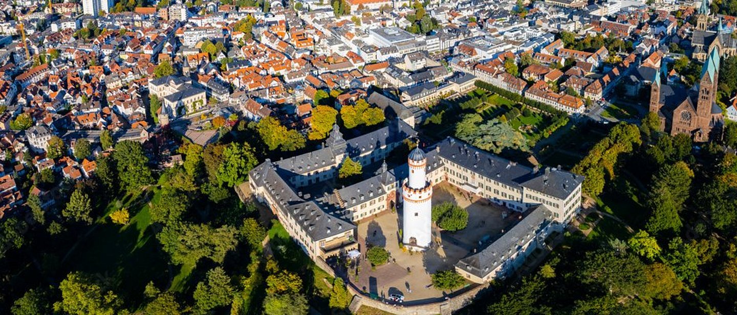 Luftbild von Bad Homburg mit dem Weißen Turm in der Mitte und der Erlöserkirche rechts