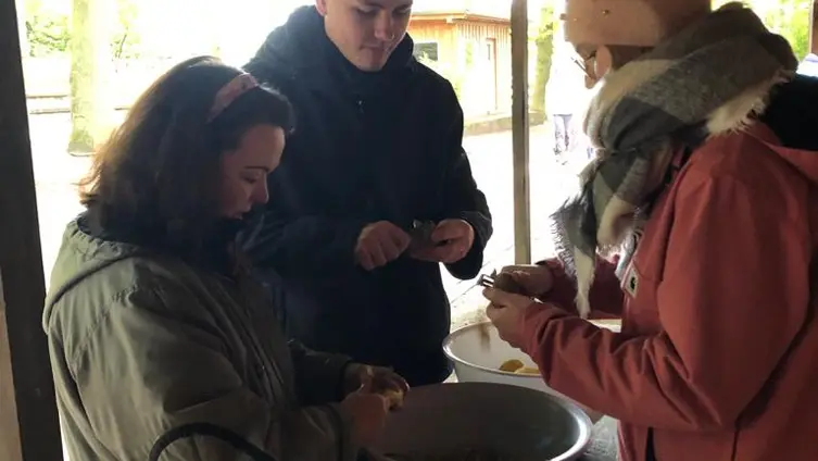 Die Fotos zeigen die KiTa-Kinder bei ihren Aktivitäten während der Waldwochen auf der Scheune.