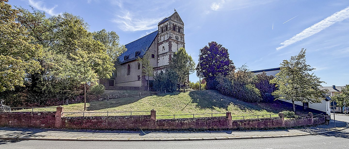 Ansicht der Bergkirche St. Peter Hochheim von der Berggasse aus gesehen