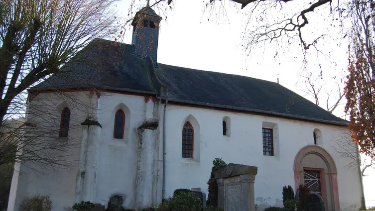Das Foto zeigt die Martinkapelle mit Eingangstür von der Nordseite.