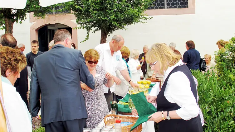 Ökumenischer Gottesdienst am 13.06.2011 anl. 800 Jahre Büttelborn, Klein-Gerau und Worfelden - Else Trumpold und Ulrike Gördler (mit Sonnenbrille) vom Kulturamt der Gemeinde
