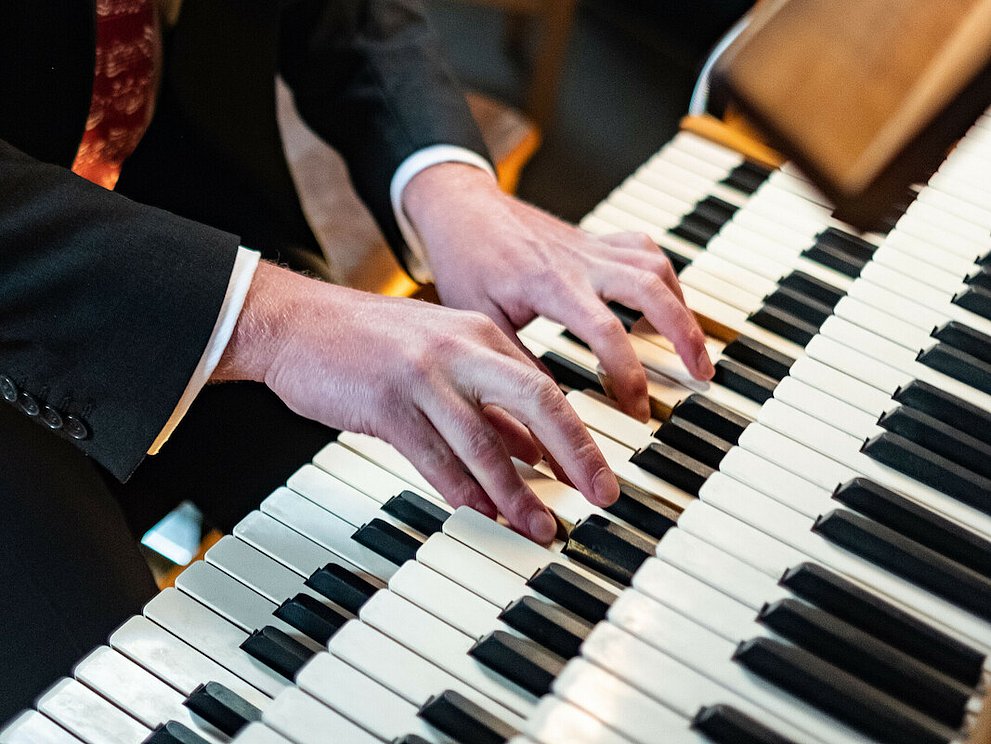 Organist an der Orgel Nahaufnahme der Hände eines Organisten beim Spielen auf einer Orgel.