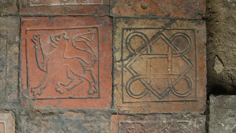 Bodenfliesen um 1250