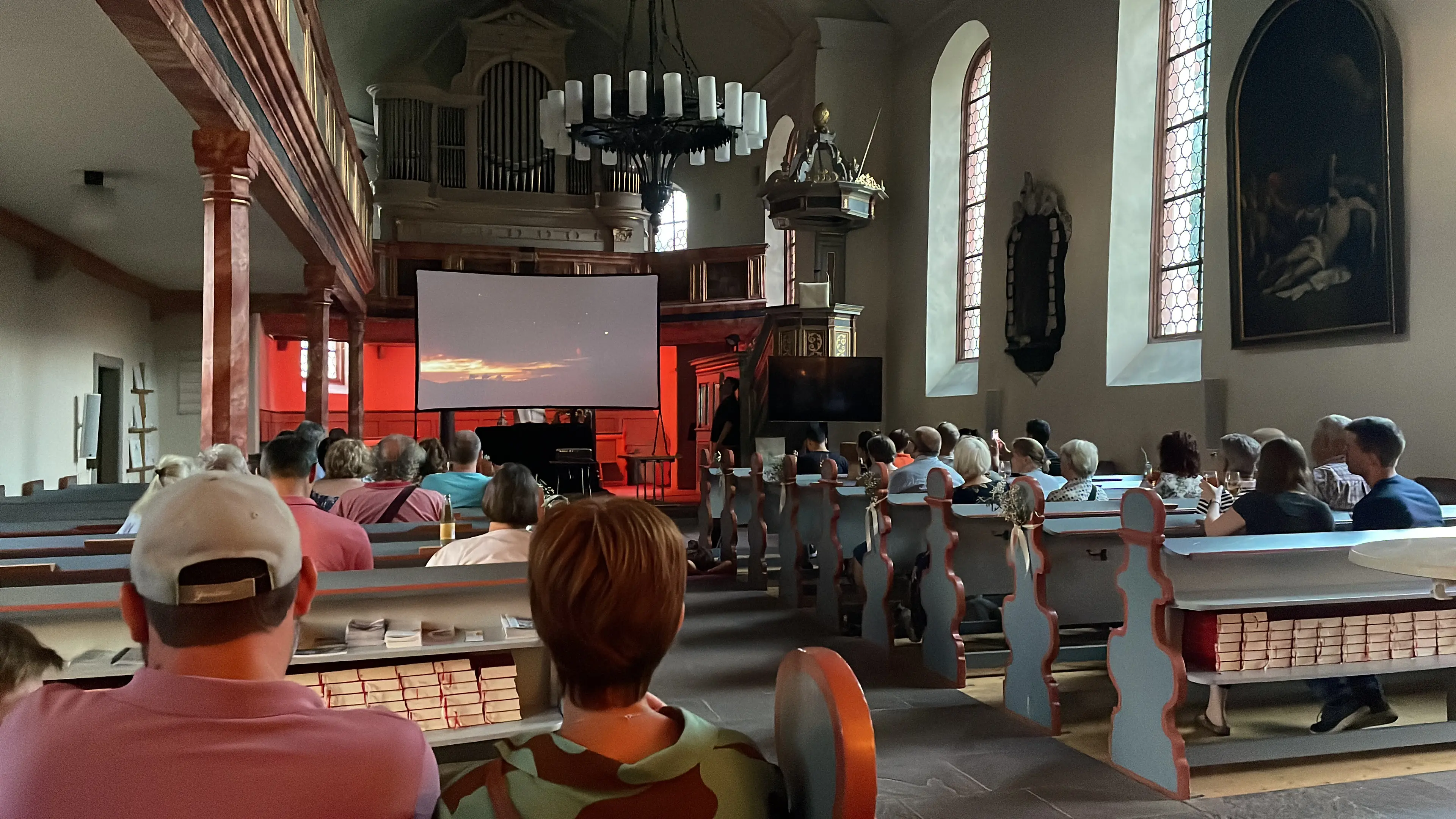 Sommernachtskino perspektive in der Kirche