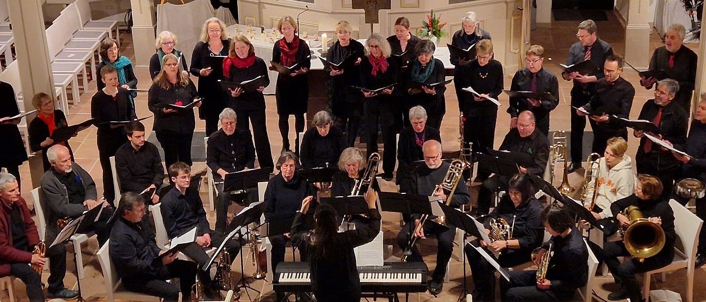 Chor und Posaunenchor der Evangelischen Kirchengemeinde beim Konzert am 3. Advent 2024